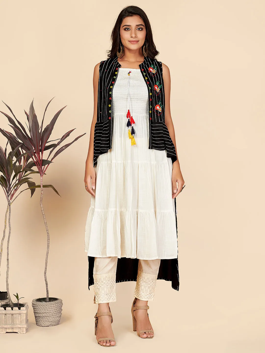 Women'S Embroidered Flare Cotton Black Stitched Kurta With Assemetric Shrug